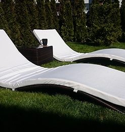 rattan napozóágy párnákkal és asztallal
