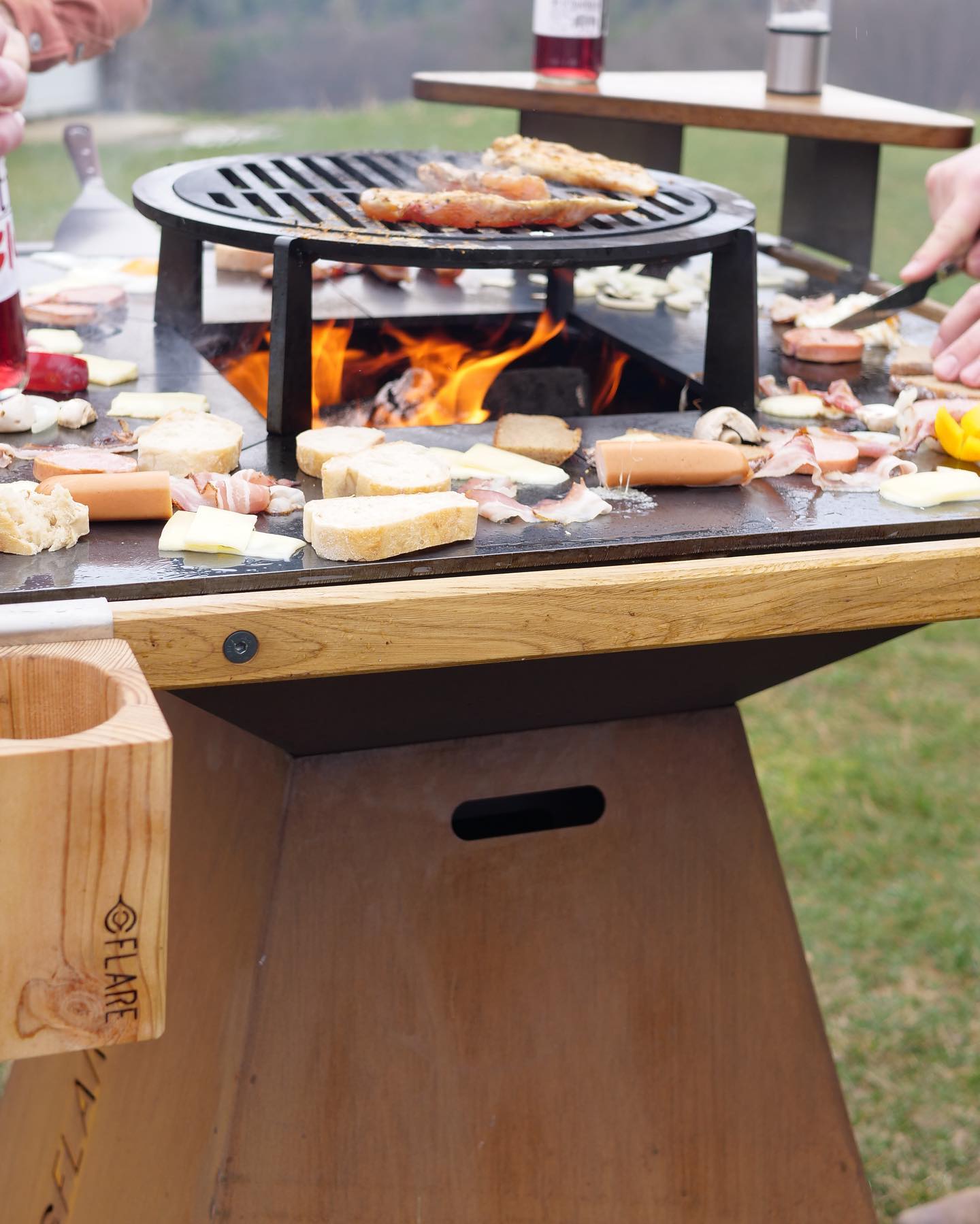 Sütés-fatüzelésű-plancha-vaslapon-Flare-kerti-grill